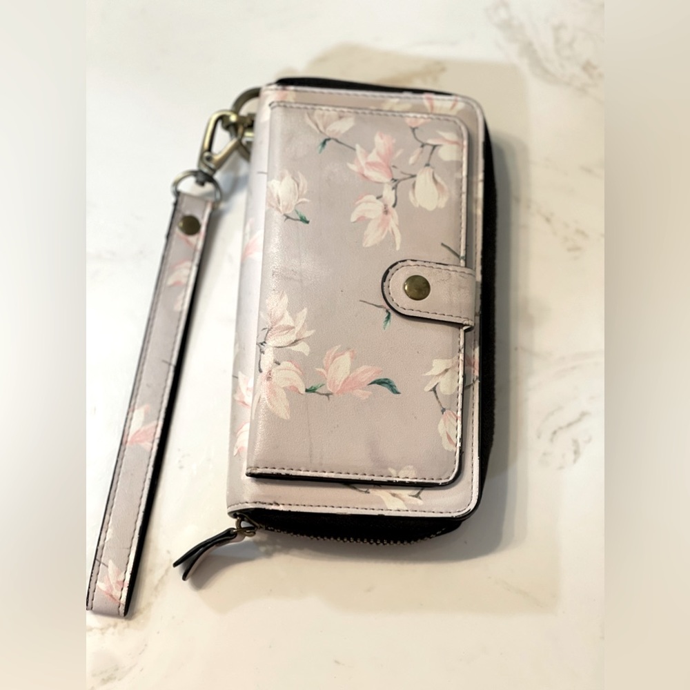 Wristlet with soft, floral design
